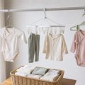 ベビー服を大人用ハンガー、洗濯ピンチ、子ども用ハンガーで干し分けた比較イメージ