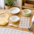 離乳食グッズと代用品を並べたキッチンのイメージ